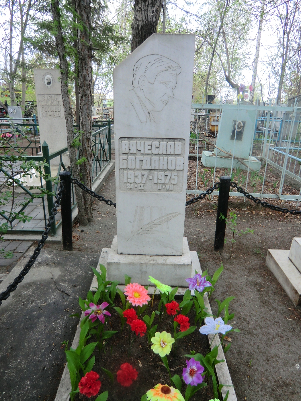 Памятник на могиле Богданова В.А. Богданова (1937-1975), Челябинск, Успенское кладбище, квартал 1.