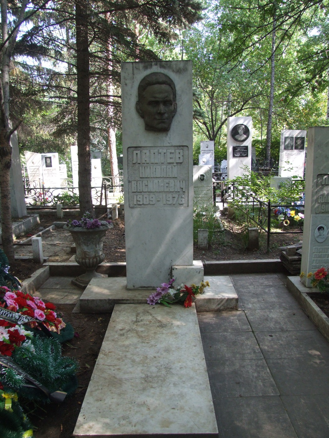 Надгробие на моглие Лаптева Николая Васильевича (1909-1976), Челябинск, Успенское кладбище, квартал 1 ст.