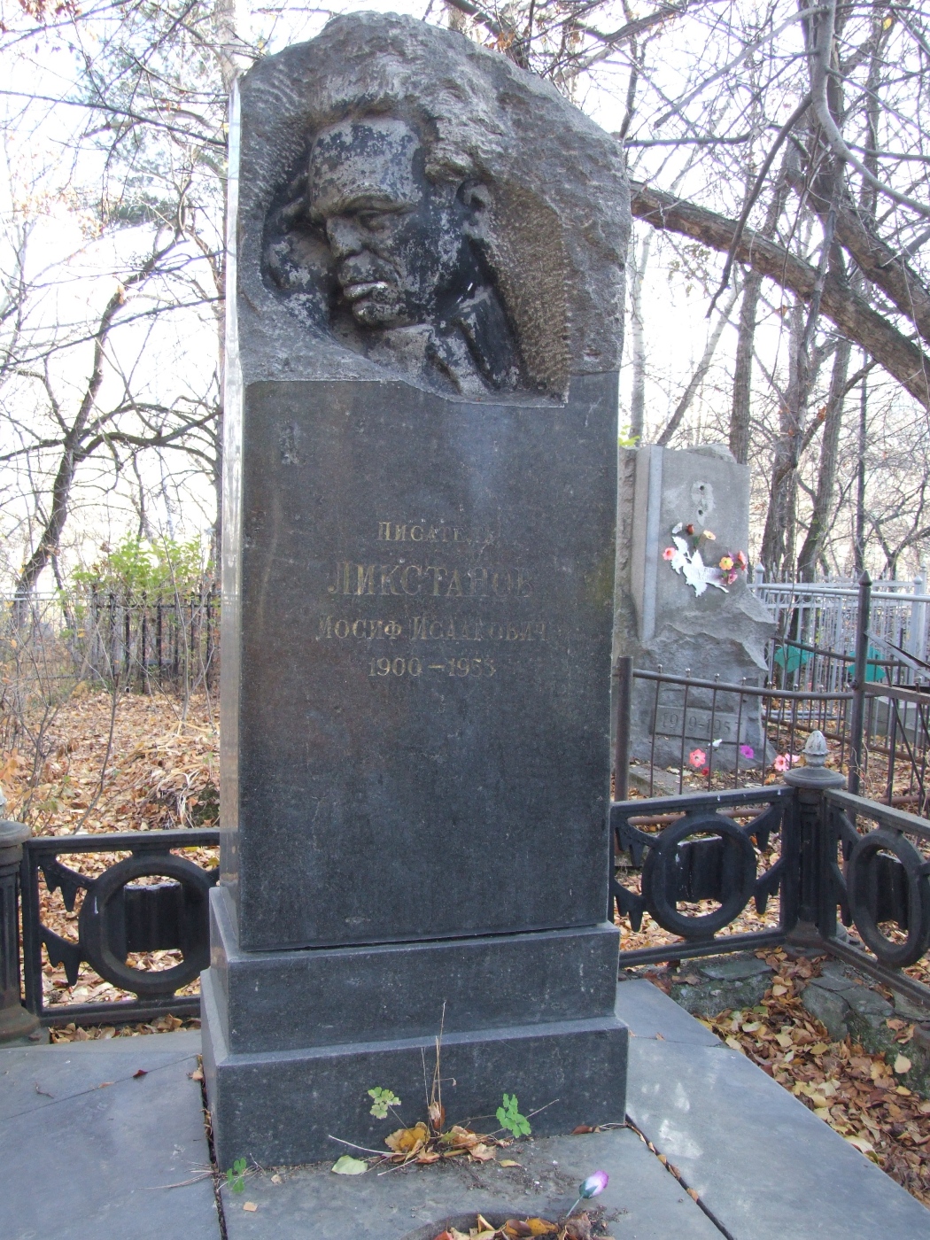 Надгробие на могиле Ликстанова И.И. (1900-1955), Екатеринбург, Ивановское кладбище, сектор 7, ск. Э.И.Неизвестный.