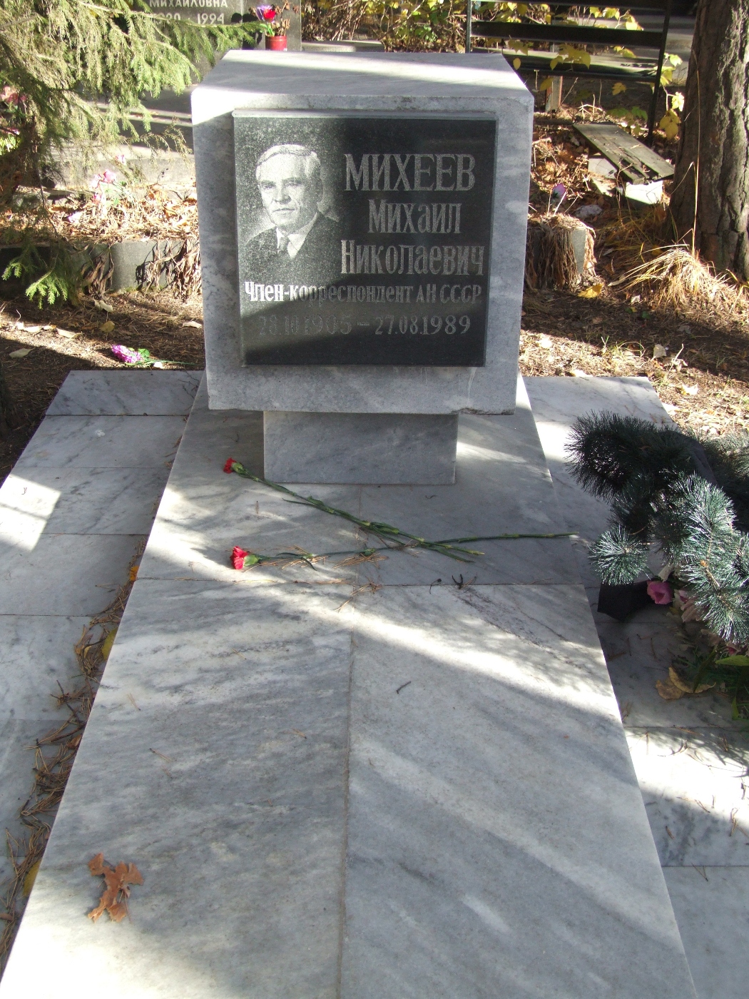 Надгробие на могиле Михеева Михаила Николаевича (1905-1989), Екатеринбург, Широкореченское кладбище, секция Почетных захоронений.