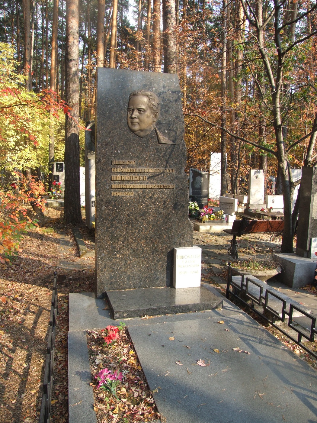Надгробие на могиле Николаева Константина Кузьмича (1910-1972), Екаетеринбург, Широкореченское кладбище, Секция Почетных захоронений.