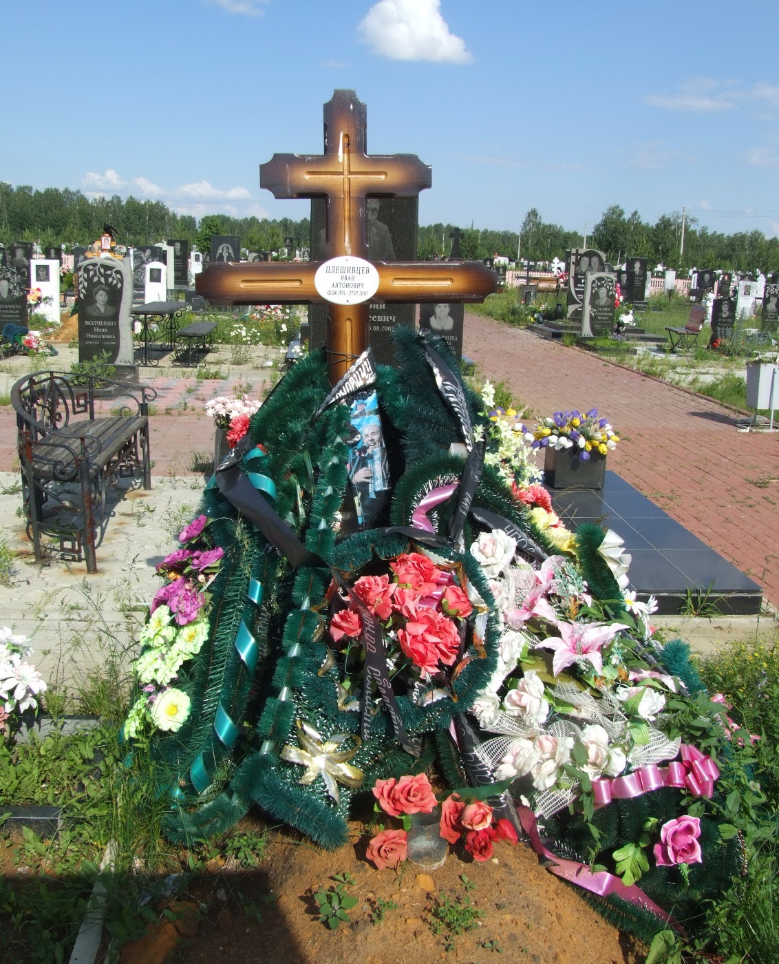 Могила Плешивцева Ивана Антоновича (1931-2010), Челябинск, Преображенское кладбище (квартал 5).